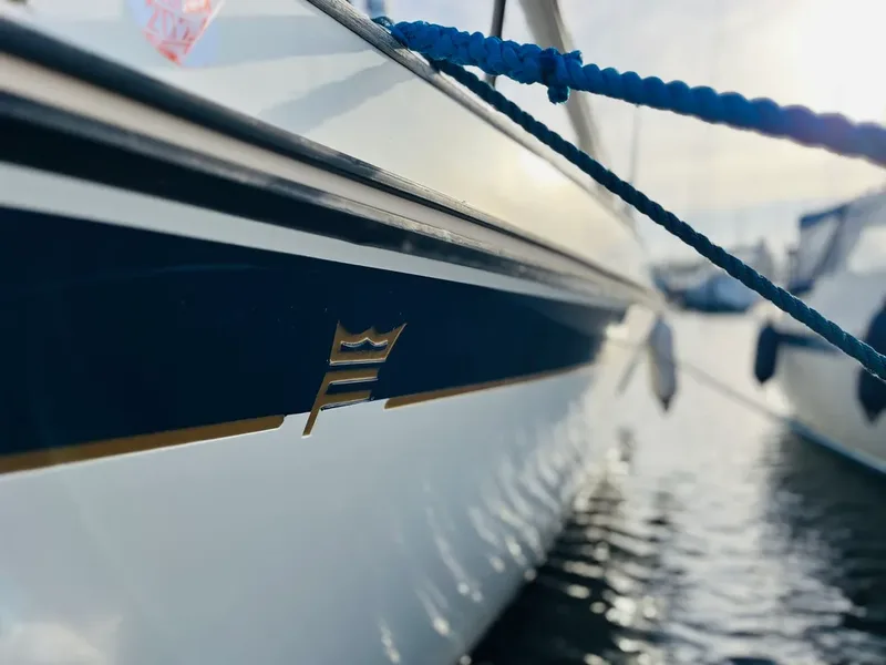 Barco velero Bela navegando frente a la costa de Barcelona