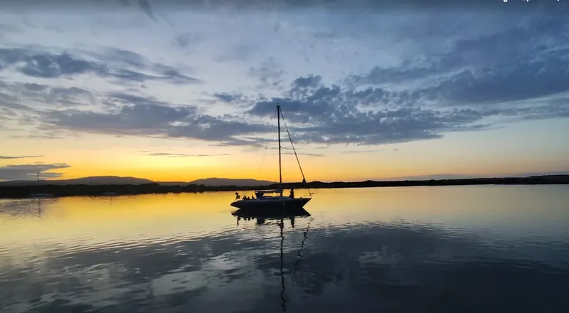 Puesta de sol desde el velero durante una ceremonia de cenizas