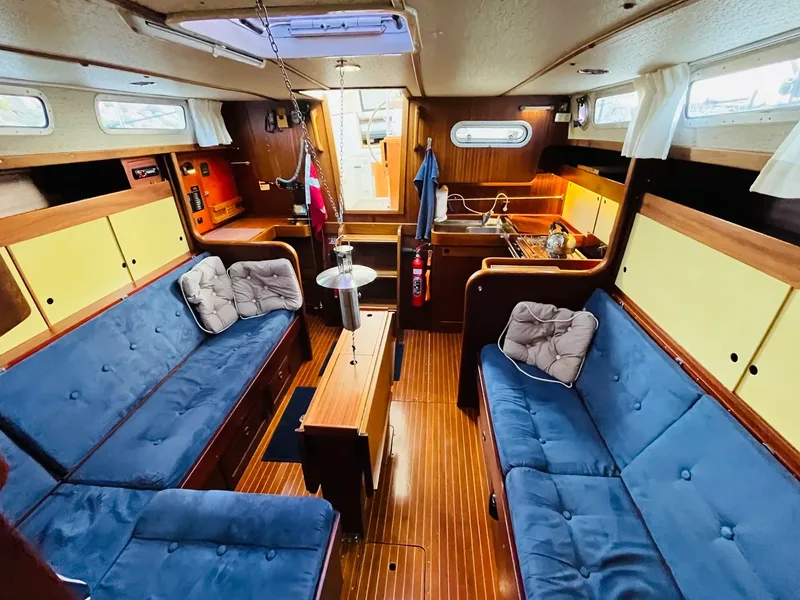Interior del velero clásico Bela